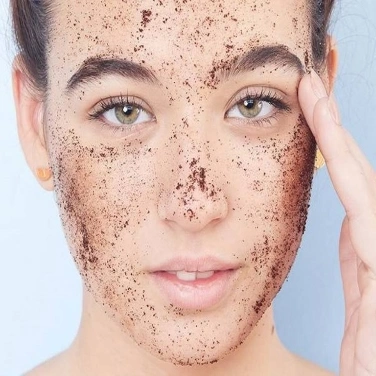 اسکراب صورت: چطور از اسکراب برای شادابی پوست استفاده کنیم؟