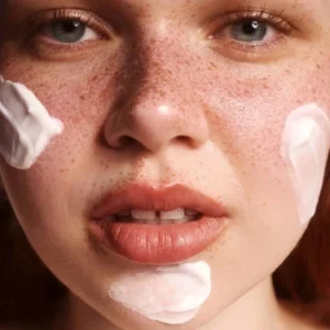 فرق مرطوب کننده، آبرسان و لوسیون چیست؟ | کدام برای پوست شما مناسب‌تر است؟