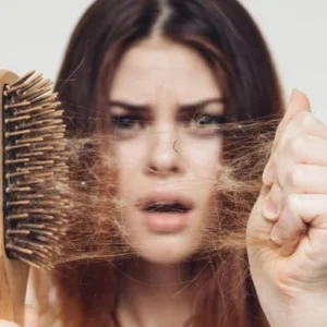 علت ریزش مو چیست؟ بررسی دلایل اصلی و راه‌حل‌های علمی